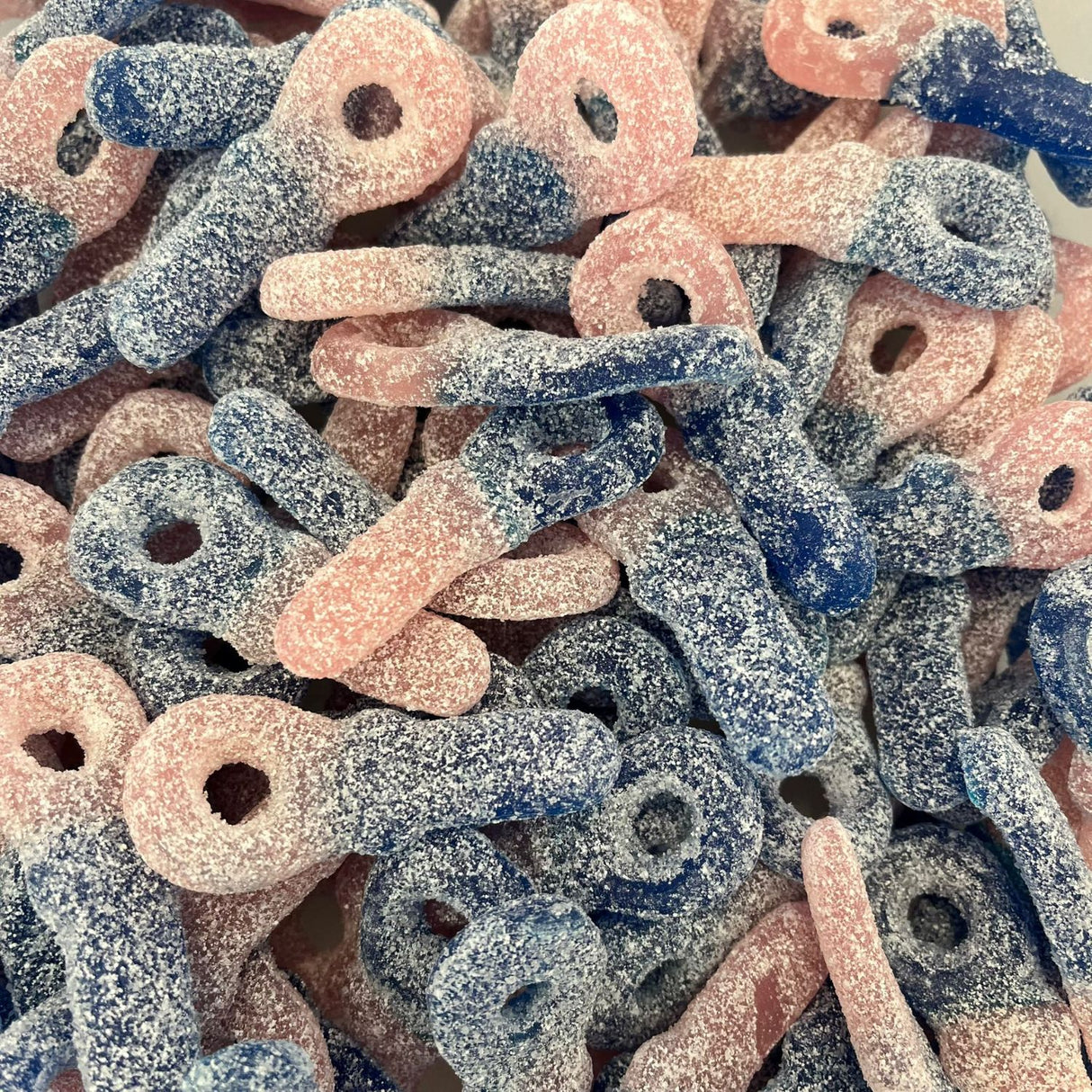 Saure Bonbons mit blauer Zunge