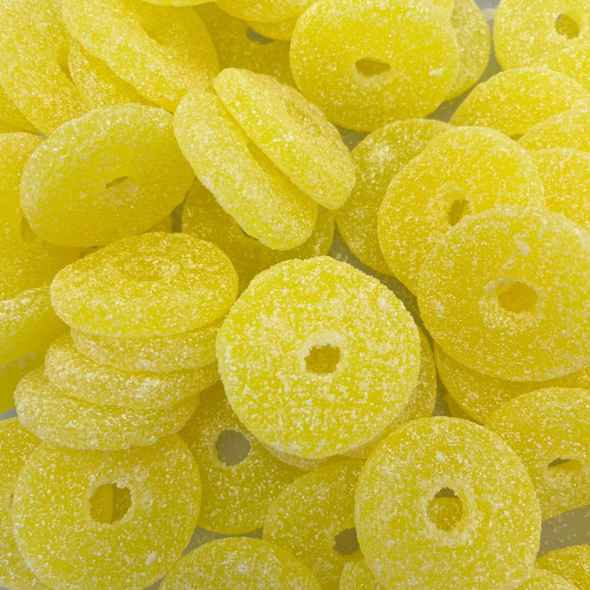 Saure Bonbons mit blauer Zunge