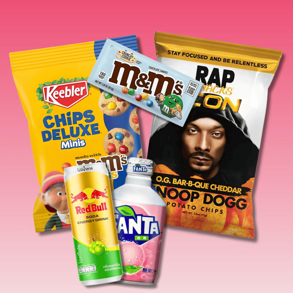 Selectie Amerikaans snoep, snacks en drankjes zoals Keebler, M&M's, Rap Snacks, Red Bull en Fanta op roze achtergrond.