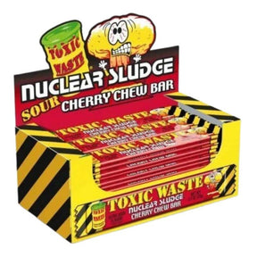 Toxic Waste Nuclear Sludge Sour Cherry Chew Bar in opvallende gele displaydoos, ThiesCandyz Amerikaans snoep